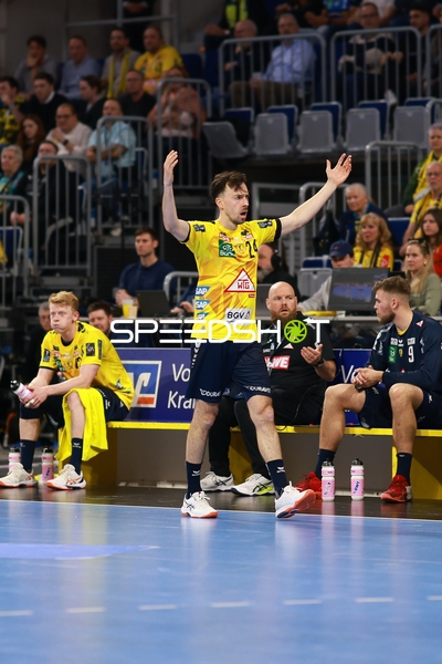 Spieler auf der Bank gestikuliert