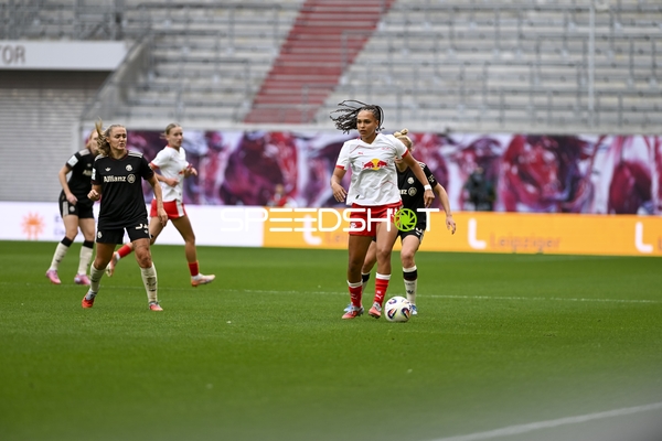 Spieler mit Ball in Aktion