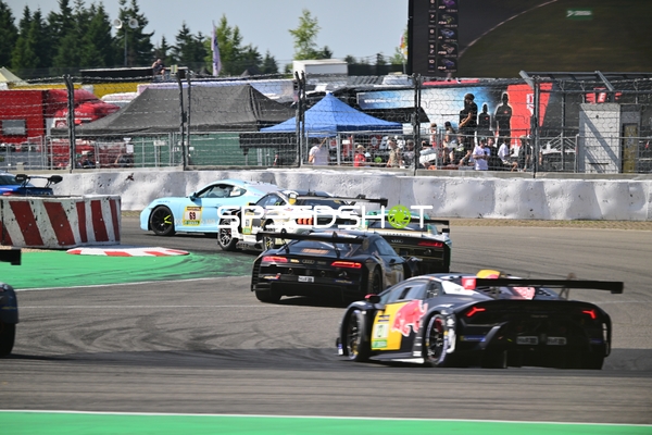 24h Rennen 2025 Nürburgring - GT3 und GT4 Fahrzeuge in Kurve