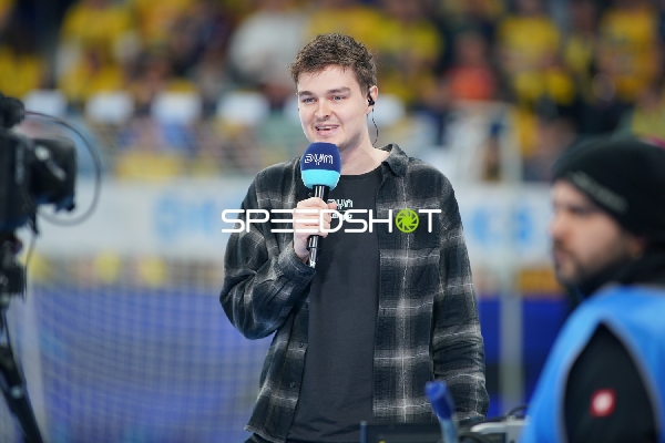 Moderator mit Mikrofon bei Handball-Event