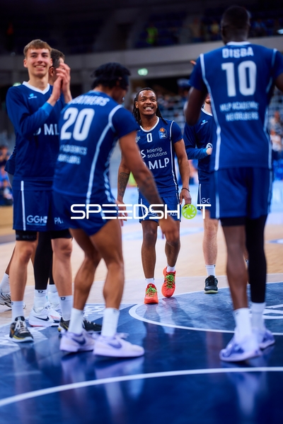 team gathering DJ Horne (0;MLP Academics Heidelberg), Michael Weathers (20;MLP Academics Heidelberg), Bakary Dibba (10;MLP Academics Heidelberg)