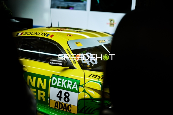 Rennfahrzeug in der Boxengasse