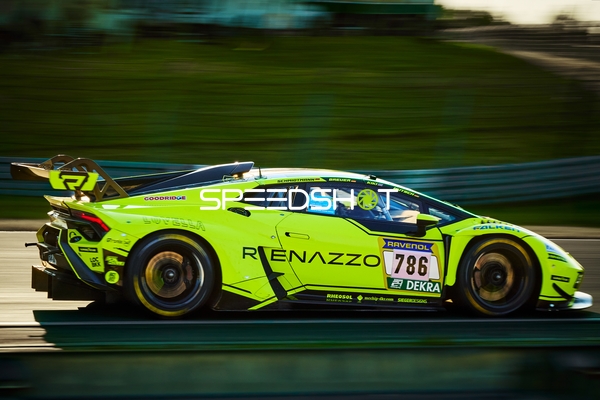 Rennfahrzeug auf der Rennstrecke