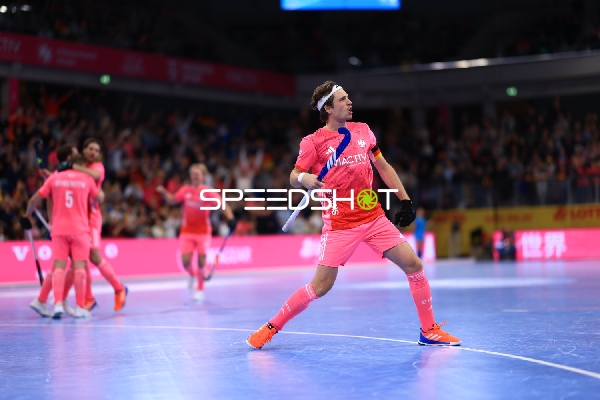 Anton Boeckel (8; Deutschland) jubelt im Vordergrund