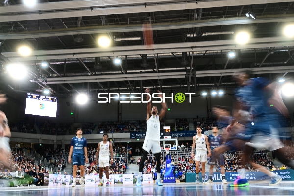 Spielaktion mit Spielern von Basketball Löwen Braunschweig und MLP Academics Heidelberg