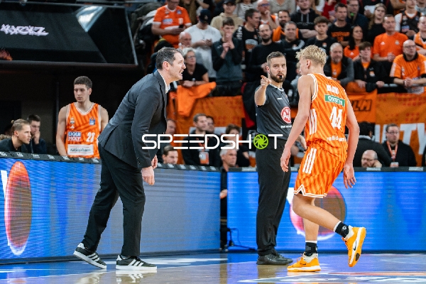 Coach Ty Harrelson (999; Ratiopharm Ulm) spricht mit Diego Garavaglia (23; Ratiopharm Ulm) und Thomas Klepeisz (22; Ratiopharm Ulm)
