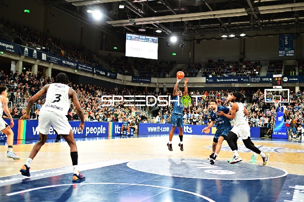 Samuell Williamson (10; MLP Academics Heidelberg) mit Wurf