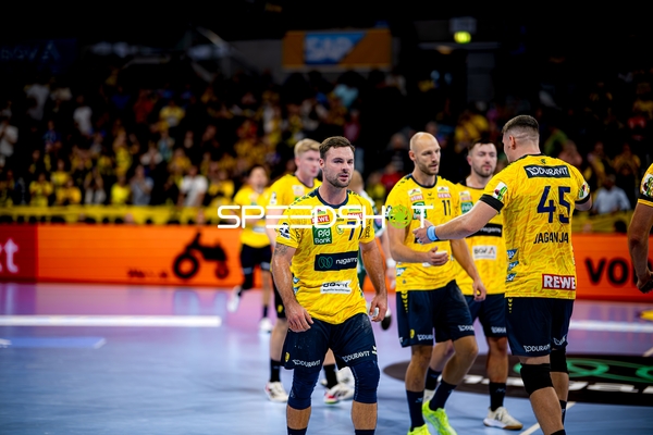 Dani Baijens (77; Rhein Neckar Löwen) positionieren sich