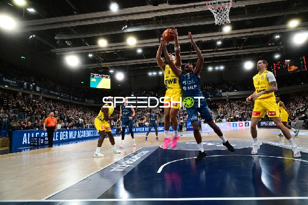 Spielaktion mit Brian Fobbs (4; EWE Baskets Oldenburg) und Ryan Mikesell (33; MLP Academics Heidelberg)
