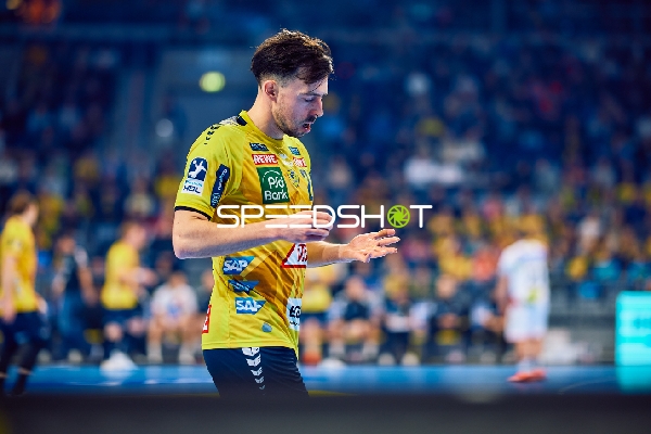 Ein Spieler der Rhein Neckar Löwen steht auf dem Spielfeld.