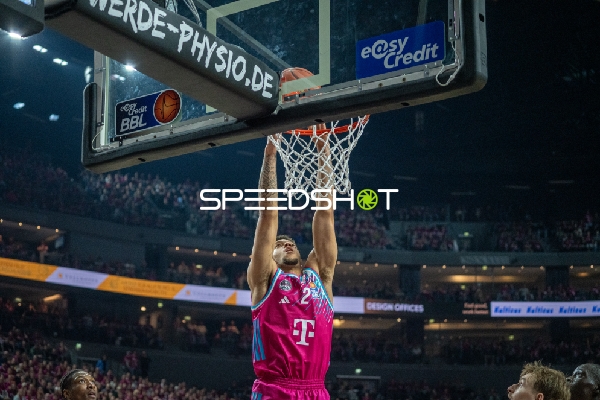 Alijah Comithier (2; Telekom Baskets Bonn) mit Dunk
