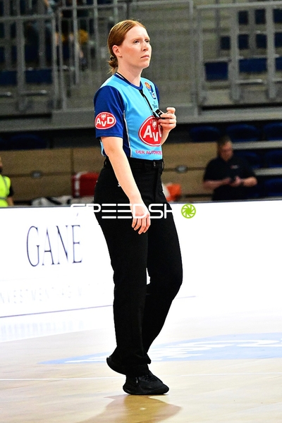 Schiedsrichterin auf dem Court