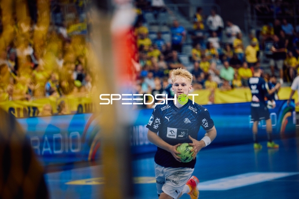 Ein Spieler von THW Kiel führt den Ball in Richtung Tor.