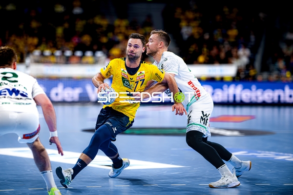 Zweikampf zwischen Dani Baijens (77; Rhein Neckar Löwen) und Ludvig Jurmala (25; FAG)