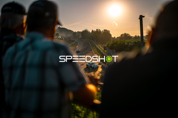 Rennfahrzeug auf der Strecke