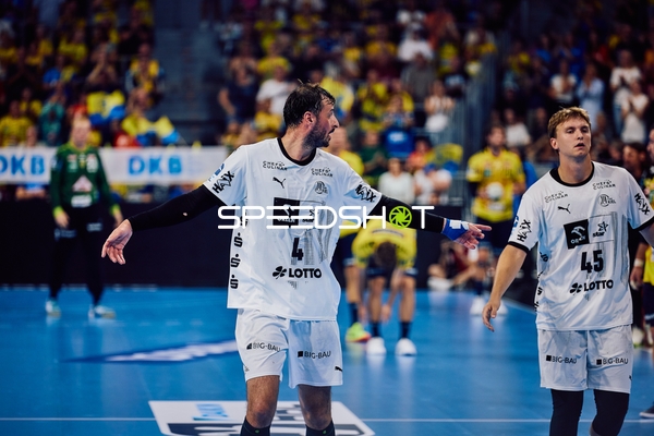 Diskussion zwischen Spielern auf dem Spielfeld