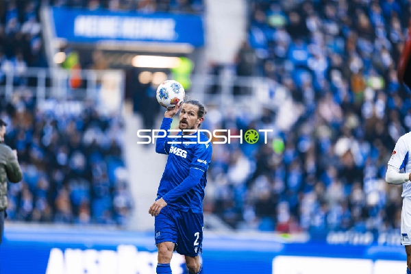 Einwurf von Sebastian Jung (2; Karlsruher SC)