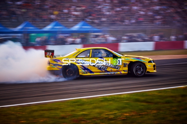 Rennfahrzeug driftet auf der Rennstrecke