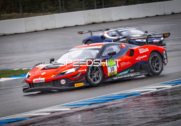 Rennwagen in Kurvenfahrt