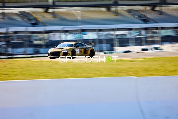 Rennwagen bei hoher Geschwindigkeit auf der Strecke