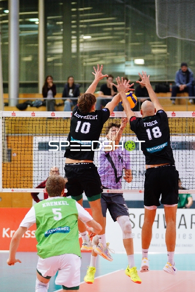 Spielszene mit Patrick Rupprecht (10; TSV Haching München), Iven Fietje Ferch (18; TSV Haching München) und Florian Krenkel (5; TSV Haching München)