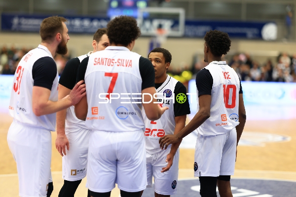 Szene mit Jhamir Brickus (2; Basketball Nymburg) und Teamkollegen