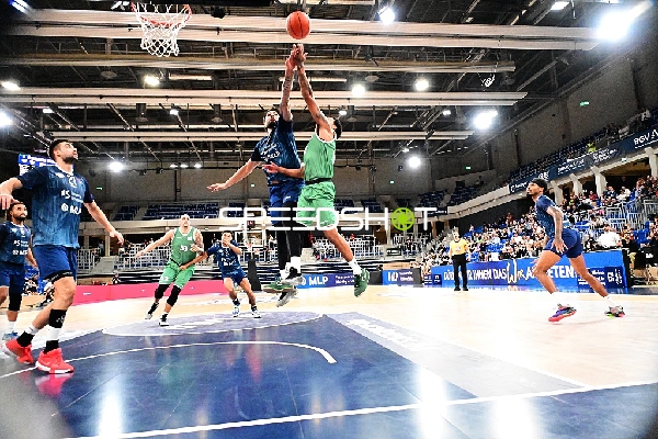 Zweikampf um den Ball