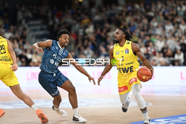 Christopher Clemons (3; EWE Baskets Oldenburg) mit Ball, Eric Reed Jr. (43; MLP Academics Heidelberg) verteidigt