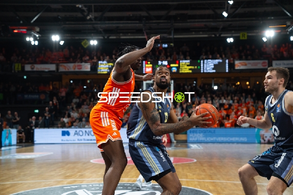 Jwan Roberts (13; Alba Berlin) mit Ball gegen Luc van Slooten (6; Rasta Vechta)