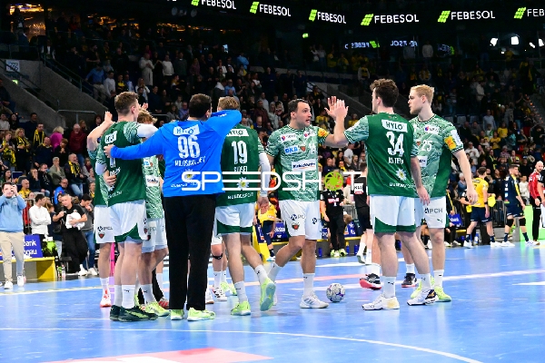 Dejan Milosavljev (96; Füchse Berlin) jubelt mit Teamkollegen