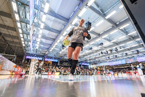 Xenia Smits (11; Deutschland) mit Ball in der Hand