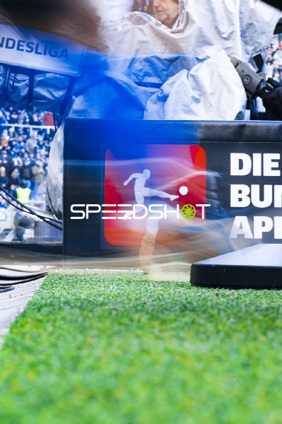 Dynamische Spielszene am Spielfeldrand