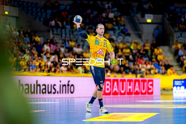 Wurfvorbereitung Olle Forsell-Schefvert (25;Rhein Neckar Löwen)