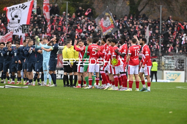 Spieler begrüßen sich vor Anpfiff
