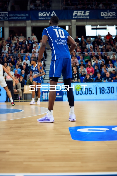 Bakary Dibba (10, MLP Academics Heidelberg) steht