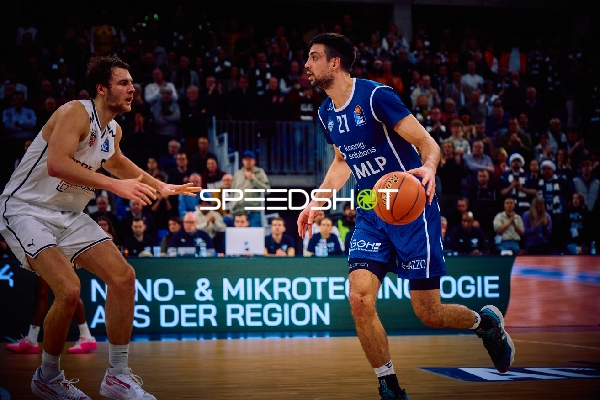 Ein Spieler dribbelt den Ball