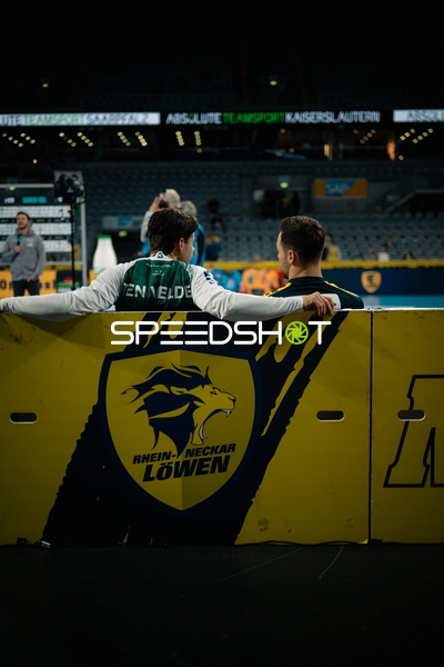 Robert Timmermeister (7; Rhein Neckar Löwen) und Victor Klöve (7; FAG) im Gespräch