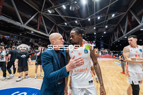 Ty Brewer (15; NINERS Chemnitz) mit Trainer Rodrigo Pastore (999; NINERS Chemnitz) und Yordan Minchev (91; NINERS Chemnitz)