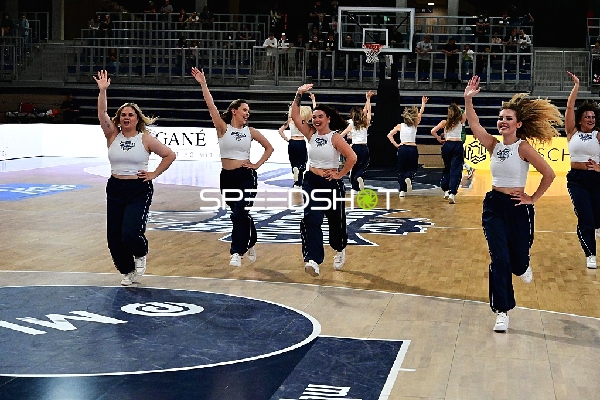 Cheerleader tanzen auf Court