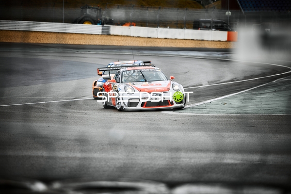 GT3-Fahrzeuge in Kurve