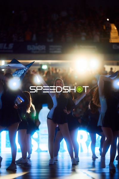 Cheerleader mit Fahnen