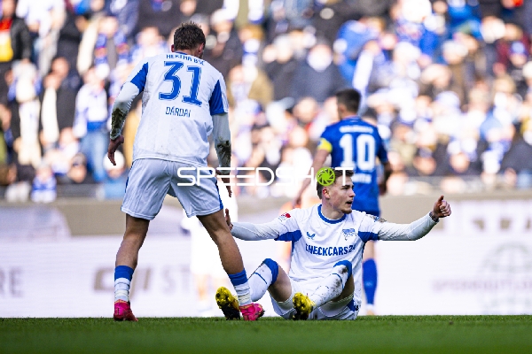 Spielszene mit Márton Dárdai (31; Hertha BSC) und Marten Winkler (22; Hertha BSC)