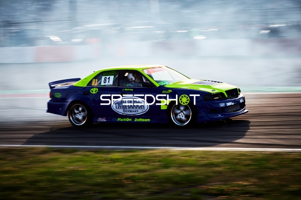 Driftfahrzeug auf der Rennstrecke