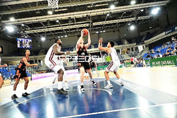 Direktes Duell um den Ball