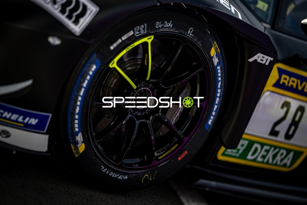 Rennfahrzeug auf der Rennstrecke