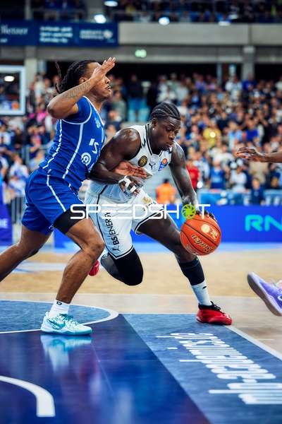 0, Basketball Löwen Braunschweig dribbelt gegen DJ Horne (0, MLP Academics Heidelberg)