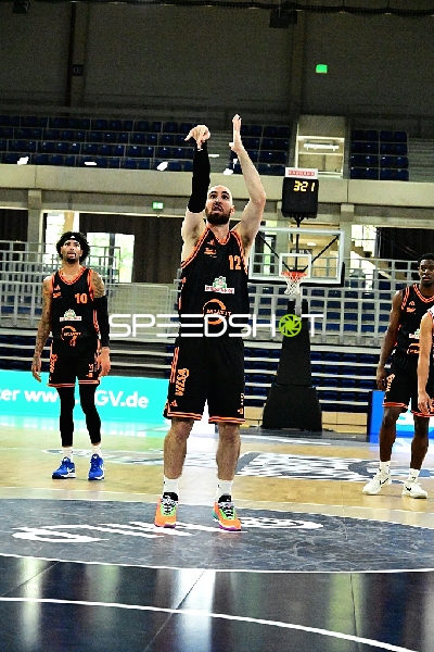 Tommy Kuhse (12; Rasta Vechta) wirft Korb