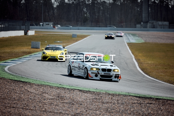 Rennwagen in voller Fahrt auf der Strecke