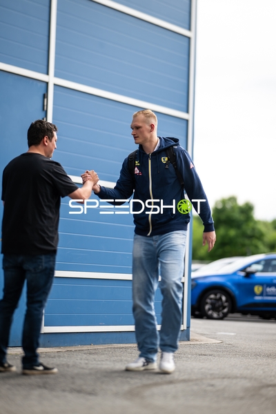 Zwei Personen begrüßen sich