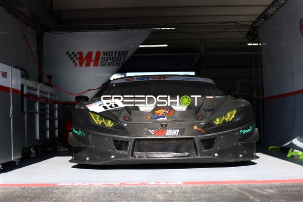 Rennwagen in der Garage beim DMV Goodyear Racing Days